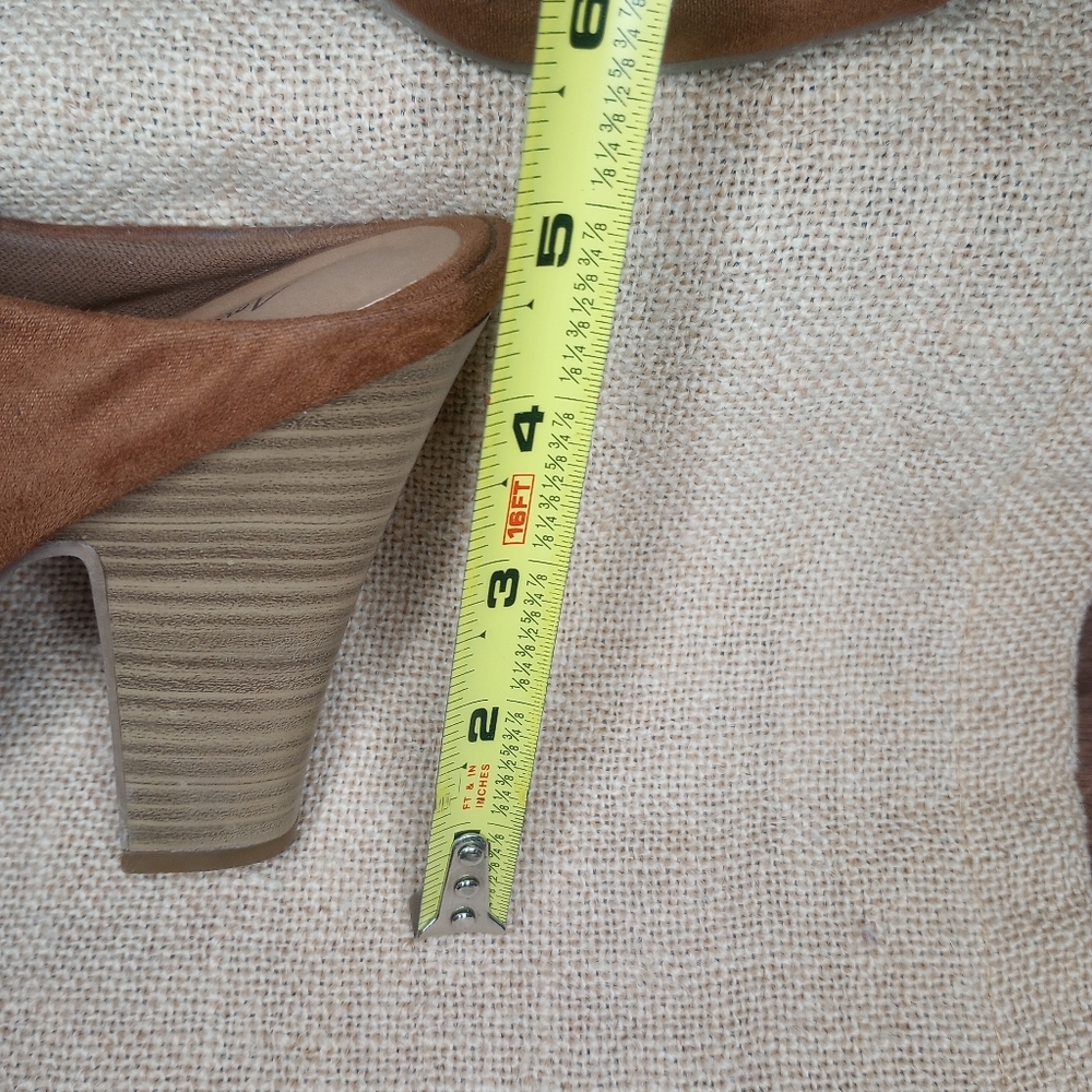 American Eagle Tan Camel Suede Open Toe Mules Clogs 4" Wood Heel Size 6 - Picture 13 of 14